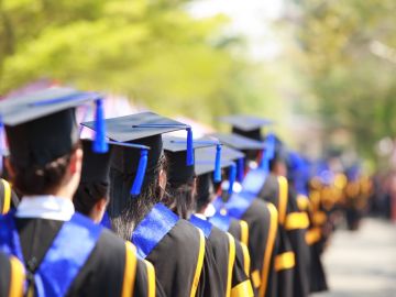 El 67% de los latinos que acabaron High School el año pasado se matricularon en educación superior./Shutterstock