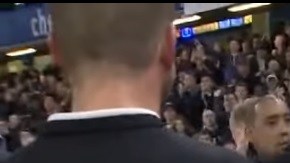 Pese a lo aparatoso de la caída, Hiddink salió ileso del incidente.