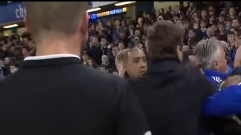 Pese a lo aparatoso de la caída, Hiddink salió ileso del incidente.