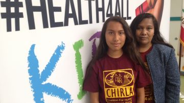 La niña Lizeth Gallegos, beneficiaria de la ley Salud para Todos, y su madre, Carolina Morán
