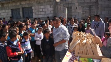 Domingo Tomas, veterano del Ejército, durante la entrega de paquetes escolares a niños pobres en Guatemala en diciembre pasado