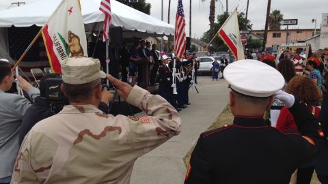 Ceremonia frente al monumento a los mexicoamericanos que fallecieron en la Segunda Guerra Mundial, erigido en el sitio conocido como Cinco Puntos.