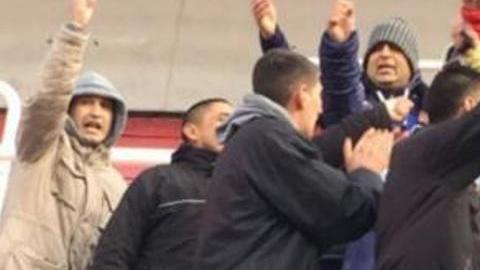 Una escena atípica, sobre todo porque los hinchas no tenían permiso del club para esta actividad.