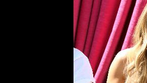 Jennifer lució un bikini estampado y un short blanco.