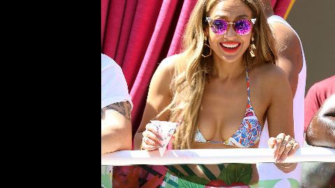 Jennifer lució un bikini estampado y un short blanco.