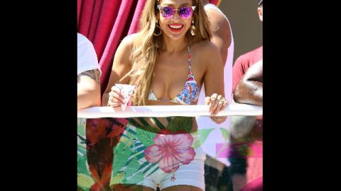 Jennifer lució un bikini estampado y un short blanco.