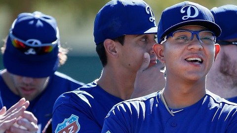 Julio Uruas (al frente) durante un entrenamiento de veranos con los Dodgers.