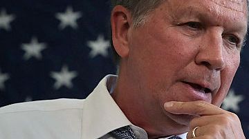 El precandidato presidencial republicano John Kasich, gobernador de Ohio, abandonó la competencia, dejando a Trump a cargo y al tope del partido.
