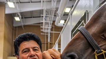 Leandro Mora es el entrenador asistente de Doug O'Neill, quien se lleva el crédito por Nyquist, caballo de moda en el hipismo.