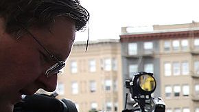 El exsenador estatal Leland Yee fue hallado culpable y sentenciado en febrero a cinco años en prisión federal por corrupción, soborno y lavado de dinero. Yee fue suspendido por sus colegas del senado, pero siguió cobrando su salario hasta que expiró su período a finales de 2014.