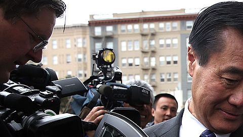 El exsenador estatal Leland Yee fue hallado culpable y sentenciado en febrero a cinco años en prisión federal por corrupción, soborno y lavado de dinero. Yee fue suspendido por sus colegas del senado, pero siguió cobrando su salario hasta que expiró su período a finales de 2014.