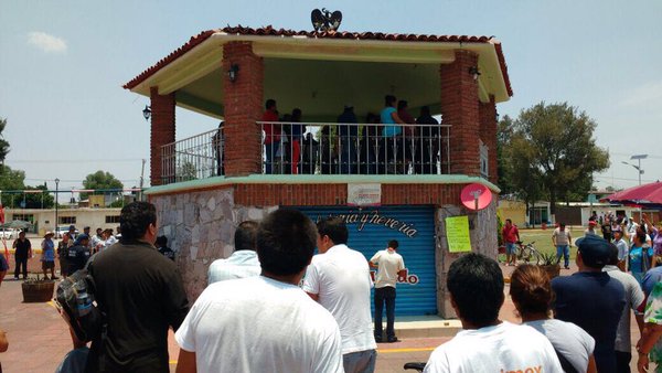 Los llevaron al kiosko de la comunida para golpearlos.