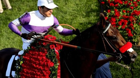 Mario Gutiérrez celebra arriba de Nyquist luego de ganar el Derby de Kentucky, el pasado 7 de mayo.
