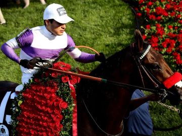 Mario Gutiérrez celebra arriba de Nyquist luego de ganar el Derby de Kentucky, el pasado 7 de mayo.