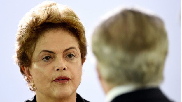 RousseffImage copyrightAFP Image caption Dilma acusa a Temer de conspirar contra ella.