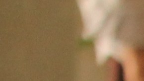 El pequeño Pablo sostiene el álbum de fotografías que guarda su madre Liliana. Son recuerdos de su refugio en la Iglesia Unida de Cristo de Simi Valley donde se refugió por tres años para evitar ser deportada. /JORGE LUIS MACIAS, ESPECIAL PARA LA OPINION