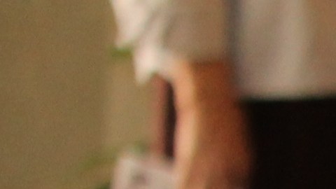 El pequeño Pablo sostiene el álbum de fotografías que guarda su madre Liliana. Son recuerdos de su refugio en la Iglesia Unida de Cristo de Simi Valley donde se refugió por tres años para evitar ser deportada. /JORGE LUIS MACIAS, ESPECIAL PARA LA OPINION