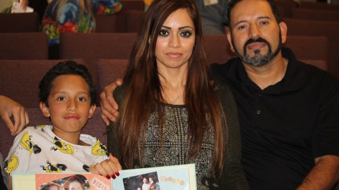 El pequeño Pablo sostiene el álbum de fotografías que guarda su madre Liliana. Son recuerdos de su refugio en la Iglesia Unida de Cristo de Simi Valley donde se refugió por tres años para evitar ser deportada. /JORGE LUIS MACIAS, ESPECIAL PARA LA OPINION