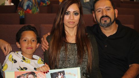 El pequeño Pablo sostiene el álbum de fotografías que guarda su madre Liliana. Son recuerdos de su refugio en la Iglesia Unida de Cristo de Simi Valley donde se refugió por tres años para evitar ser deportada. /JORGE LUIS MACIAS, ESPECIAL PARA LA OPINION