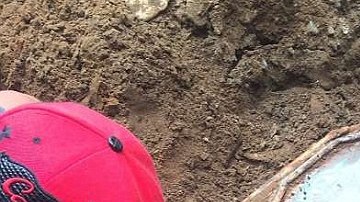 La caja mide tres pies.