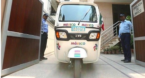 Peculiar forma de trasladarse en Nueva Delhi.