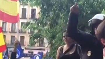 Dos jóvenes se besaron en medio de una manifestación nazi movidos por la rabia.