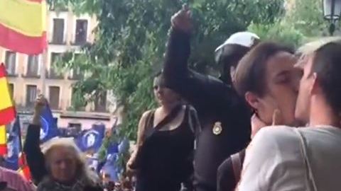 Dos jóvenes se besaron en medio de una manifestación nazi movidos por la rabia.