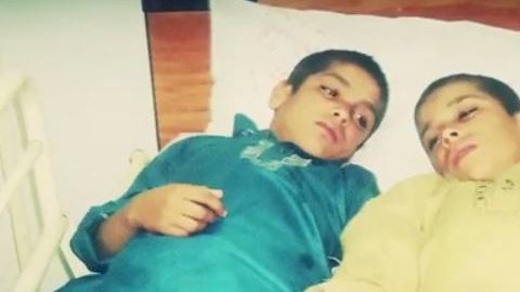 Estos dos niños de Pakistán entran en estado vegetativo cuando se pone el sol.