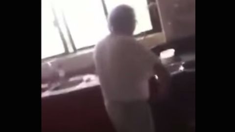 Para algunos, la reacción del padre es sexista.