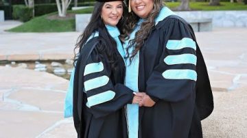 Verónica Pérez y su hija Lakyshia reciben un doctorado en liderazgo educativo en Cal State Long Beach