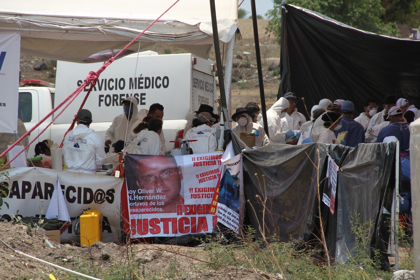 Los Padres Buscan A Sus Propios Hijos En Las Fosas Comunes De Morelos ...