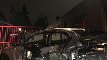 El auto destruido de su esposa y la foto de Cirilo Ramírez luego de su arresto. /POLICIA DE PLACENTIA