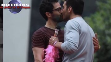 Poncho Herrera y Miguel Ángel Silvestre a los besos en marcha gay.