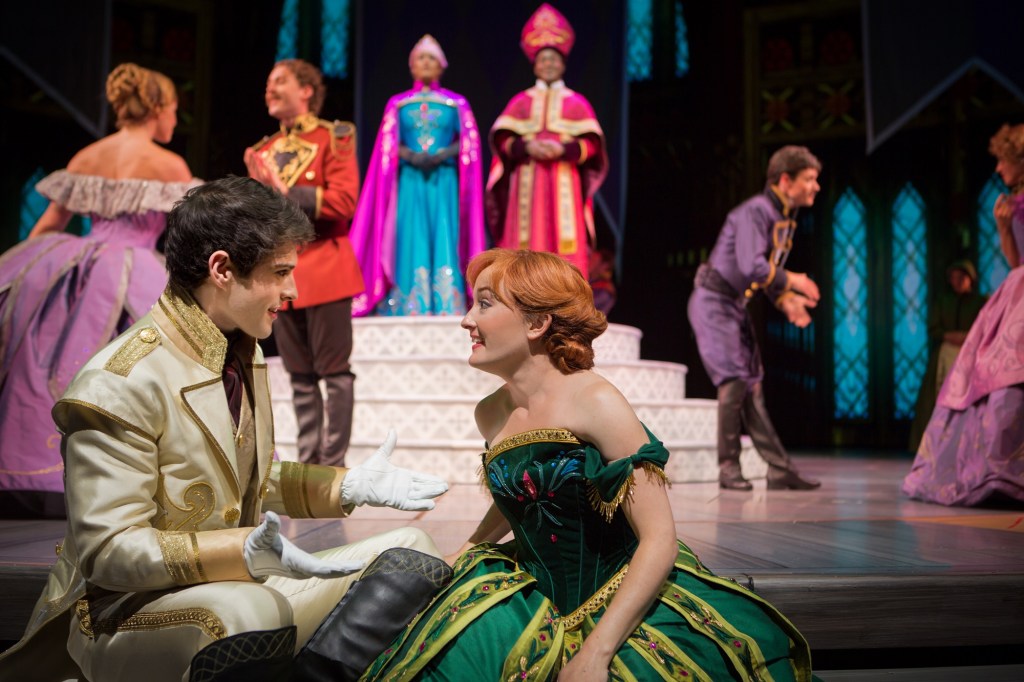 El Príncipe Hans y Anna en un instante del musical. 