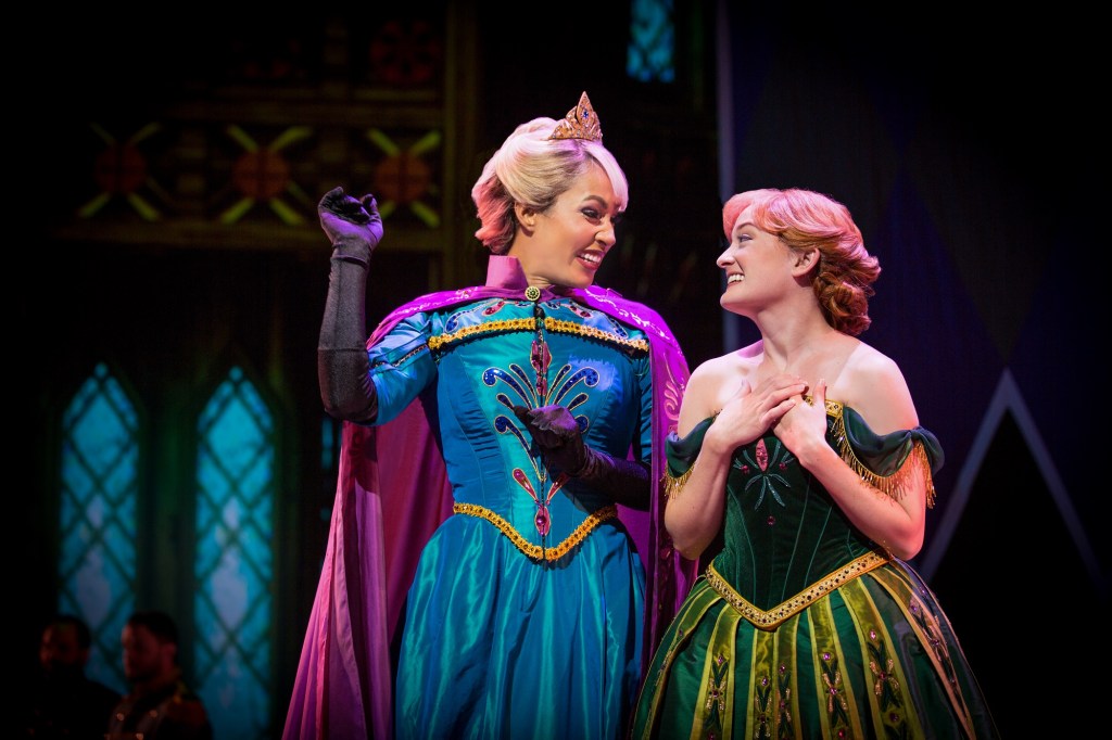 Las princesas/hermanas estrellas del musical, Anna y Elsa.