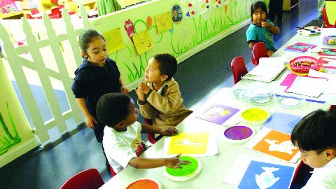 El LAUSD ctualmente cuenta con 87 escuelas donde los alumnos desarrollan dos idiomas desde la niñez.