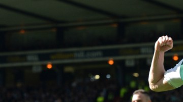 El festejo de David Gray del Hibernian.