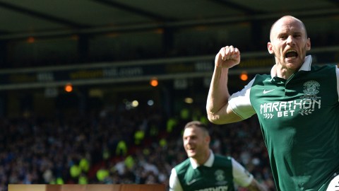 El festejo de David Gray del Hibernian.