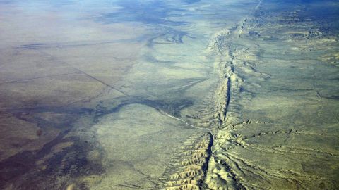 La falla de San Andrés recorre California de norte a sur a lo largo de 800 millas.