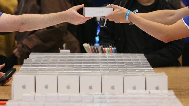 Apple sufrió su primer desplome en 13 años, en parte por las bajas ventas de su nuevo iPhone.