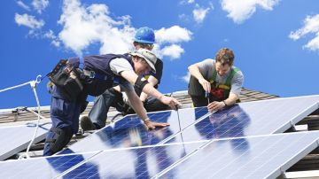A finales de año se espera que haya más ofertas en el sector solar que en el petrolero./Shutterstock