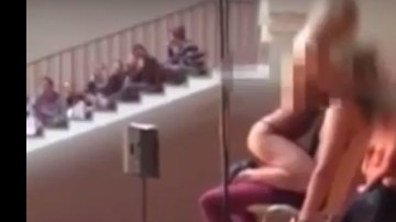 Los maestros permitieron el show porque no habían menores en el lugar.