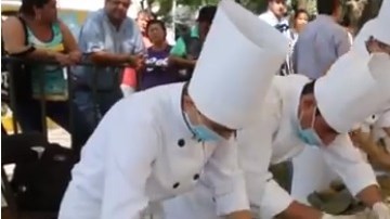 Cocinan el tamal más grande.