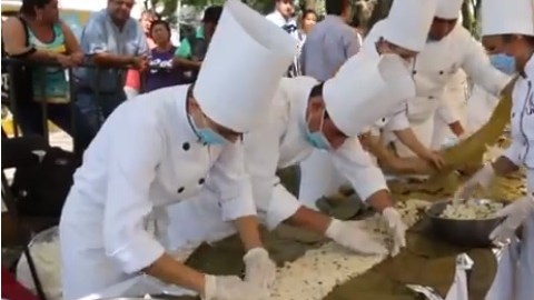 Cocinan el tamal más grande.