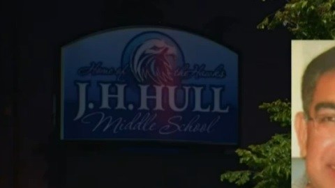 Ernie Valenzuela, de 60 años, lleva una semana sin presentarse a dar clases.