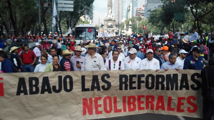 Cientos de personas, entre obreros, sindicalistas e integrantes de organizaciones civiles partieron desde las 10:00 horas del Ángel de la Independencia rumbo al Zócalo. 