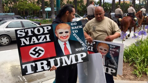 Cientos de manifestantes en contra del magnate se hicieron presentes en Anaheim donde el republicano ofreció un discurso. /ARACELI MARTíNEZ ORTEGA