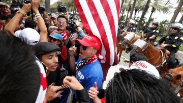 Fuertes encontronazos entre simpatizantes de Trump y protestantes se protagonizaron en Anaheim. /AURELIA VENTURA