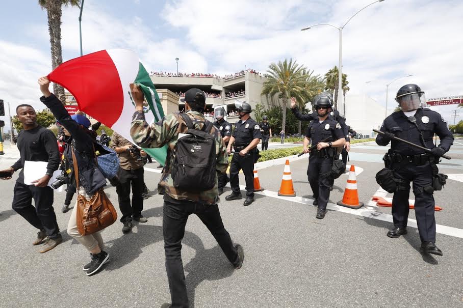 Manifestantes tantean a la Policía durante las protestas en Anaheim. 