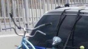 El conductor de esa camioneta Dodge Caravan color plateada es sospechoso de dar puñetazos y golpear a un pequeño perro contra la banqueta hasta matarlo. /CORTESIA DEL LAPD